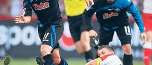Im Grätschschritt. Unions Kapitän Torsten Mattuschka (liegend) kann den enteilenden und späteren Siegtorschützen Deniz Naki (links) nicht aufhalten. Auch in der Tabelle lässt Paderborn die Berliner weiter hinter sich.Foto: Harald Ottke
