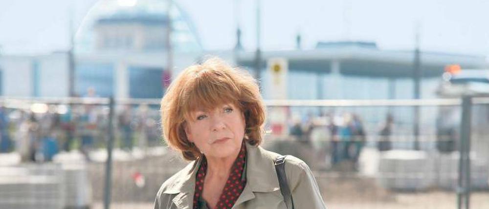 Gestrandet. Kommissarin Bella Block (Hannelore Hoger) steht in der Hauptstadt plötzlich ohne Geld und Papiere da. Ermitteln muss sie dennoch, dabei geht es in dem neuen Krimi nicht um die Tätersuche, sondern um Altersarmut, Einsamkeit und Verzweiflung. Foto: ZDF/Roloff