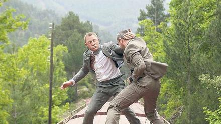 In Fahrt. Daniel Craig alis 007 schwächelt zwar, aber wenn es sein muss, kämpft er auch auf dem Dach fahrender Züge. 