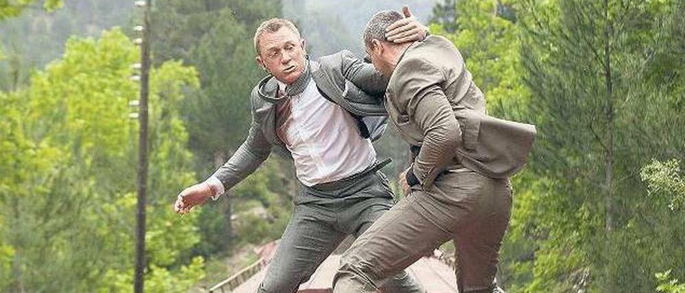 In Fahrt. Daniel Craig alis 007 schwächelt zwar, aber wenn es sein muss, kämpft er auch auf dem Dach fahrender Züge.