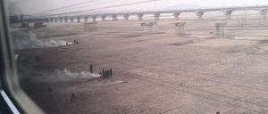 Armes fremdes Land. Feldarbeiter in Nordkorea im April 2012, aufgenommen aus einem fahrenden Zug. Foto: Pedro Ugarte/AFP