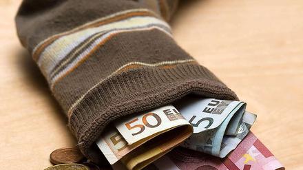 Der steuerliche Grundfreibetrag muss um insgesamt 348 Euro auf 8352 Euro im Jahr angehoben werden.