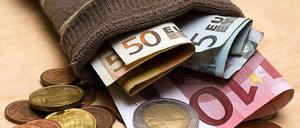 Der steuerliche Grundfreibetrag muss um insgesamt 348 Euro auf 8352 Euro im Jahr angehoben werden.