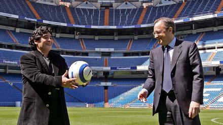 Real-Präsident Florentino Perez umgibt sich gerne mit Größen der Fußballwelt. Hier empfängt er mit Diego Maradona einen Vertreter der guten alten Zeit, als Steuersünden der Vereine als Kavaliersdelikt galten.