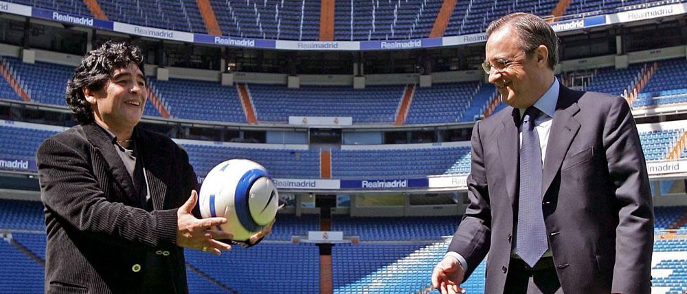 Real-Präsident Florentino Perez umgibt sich gerne mit Größen der Fußballwelt. Hier empfängt er mit Diego Maradona einen Vertreter der guten alten Zeit, als Steuersünden der Vereine als Kavaliersdelikt galten.