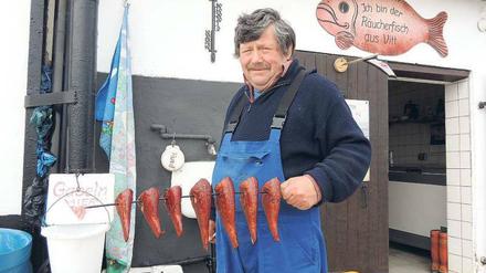 Fisch von der Stange. Tobias Bredow, der letzte Fischer von Vitt, packt die gefangenen Schuppentiere erst mal in den Räucherofen.