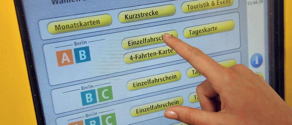 Am Automaten erhält man - noch - Tickets, die für U-Bahnen, Straßenbahnen, Busse und S-Bahnen genutzt werden können.