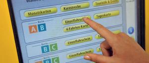 Am Automaten erhält man - noch - Tickets, die für U-Bahnen, Straßenbahnen, Busse und S-Bahnen genutzt werden können.