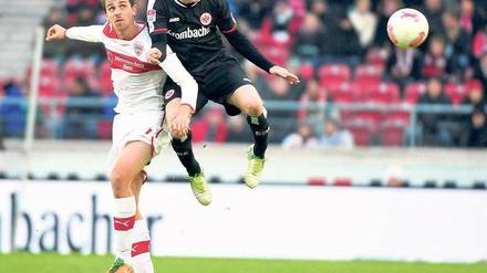 Hohe Flugkunst. Der Stuttgarter Martin Harnik (l.) im Duell mit Sebastian Rode. Foto: dpa