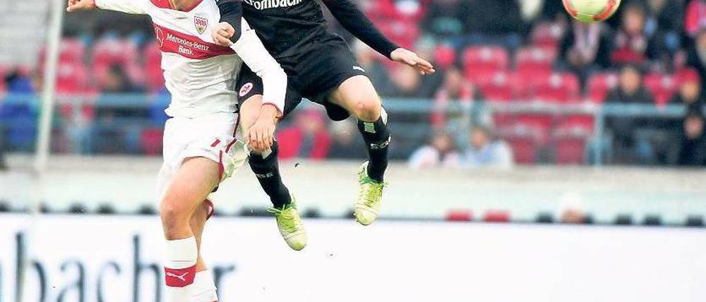 Hohe Flugkunst. Der Stuttgarter Martin Harnik (l.) im Duell mit Sebastian Rode. Foto: dpa