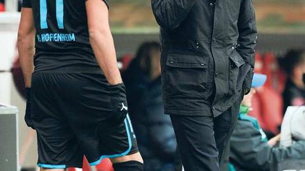 Böser Blick? Babbel (r.) wird nachgesagt, er erreiche die Spieler nicht mehr.
