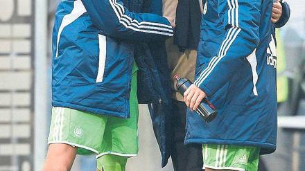 Mit Spaß zum Erfolg. Wolfsburgs Trainer Lorenz-Günther Köstner schenkte seiner Mannschaft, hier Bas Dost (l.) und Ivica Olic (r.), Vertrauen und nahm ihr die Angst vor Fehlern.