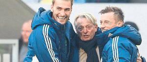 Mit Spaß zum Erfolg. Wolfsburgs Trainer Lorenz-Günther Köstner schenkte seiner Mannschaft, hier Bas Dost (l.) und Ivica Olic (r.), Vertrauen und nahm ihr die Angst vor Fehlern.