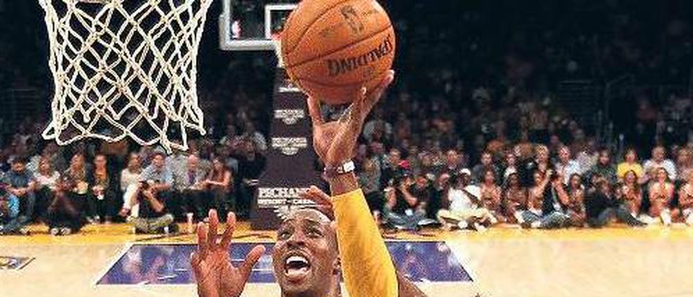 Der Hauptgewinn. Fast alle NBA-Teams machten vor dieser Saison Jagd auf Center Dwight Howard (Mitte), am Ende unterschrieb er bei den Lakers. 