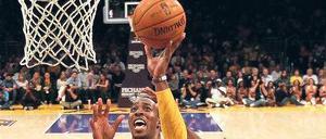 Der Hauptgewinn. Fast alle NBA-Teams machten vor dieser Saison Jagd auf Center Dwight Howard (Mitte), am Ende unterschrieb er bei den Lakers.