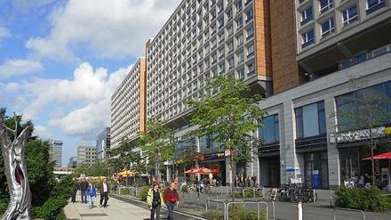 Ortswechsel. Das Mahnmal gegen Gewalt soll jetzt vor den Rathauspassagen am Alex entstehen. Eine Künstlerin arbeitet an einem neuen Entwurf, den dieses Modellbild noch nicht zeigt.