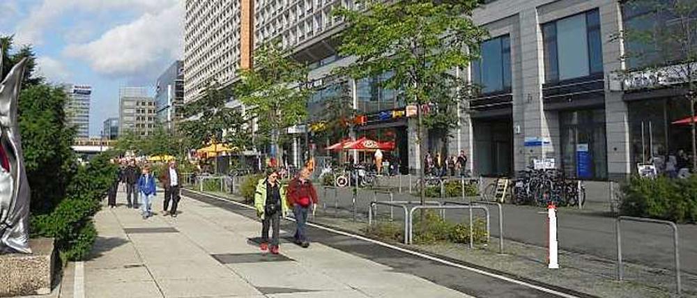Ortswechsel. Das Mahnmal gegen Gewalt soll jetzt vor den Rathauspassagen am Alex entstehen. Eine Künstlerin arbeitet an einem neuen Entwurf, den dieses Modellbild noch nicht zeigt.