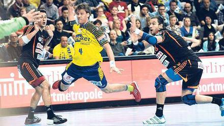 Die Kettenreaktion beginnt vorn. Füchse-Kapitän Torsten Laen fordert für das Spiel in Flensburg konzentrierte Torabschlüsse, um einfache Konter-Gegentore zu verhindern.