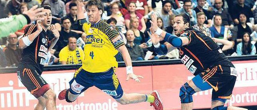 Die Kettenreaktion beginnt vorn. Füchse-Kapitän Torsten Laen fordert für das Spiel in Flensburg konzentrierte Torabschlüsse, um einfache Konter-Gegentore zu verhindern.