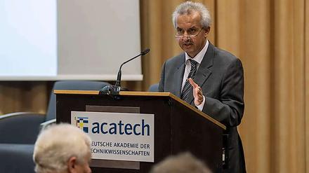 Der Chef der Technikakademie Acatech, Reinhard Hüttl, relativiert die Risiken des Klimawandels schon länger. Offenbar fällt es Geologen generell schwer, sich mit Phänomenen auseinanderzusetzen, die weniger als einige tausend Jahre umfassen. 