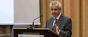 Der Chef der Technikakademie Acatech, Reinhard Hüttl, relativiert die Risiken des Klimawandels schon länger. Offenbar fällt es Geologen generell schwer, sich mit Phänomenen auseinanderzusetzen, die weniger als einige tausend Jahre umfassen. 