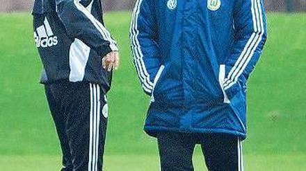 Wieder mal Chef. Der kurzfristig beförderte Lorenz-Günther Köstner (r.) mit Co-Trainer Andries Jonker. Foto: dpa