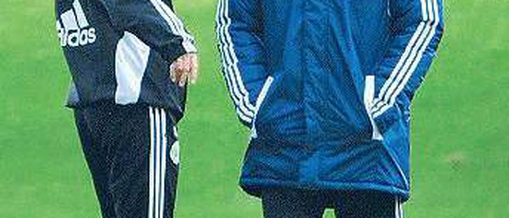 Wieder mal Chef. Der kurzfristig beförderte Lorenz-Günther Köstner (r.) mit Co-Trainer Andries Jonker. Foto: dpa