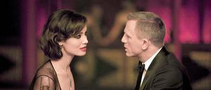 Hauptsache Alkohol. Während seine Begleitung beim Champagner bleibt, greift James Bond mal wieder zum Wodka-Martini. 