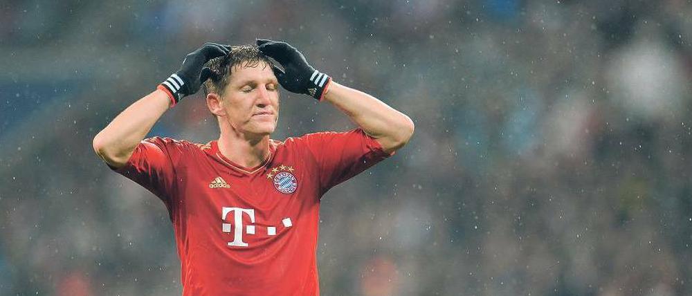 Weine nicht, wenn der Schneeregen fällt. Bastian Schweinsteiger kassiert nach acht Siegen die erste Niederlage mit den Bayern. Foto: dpa