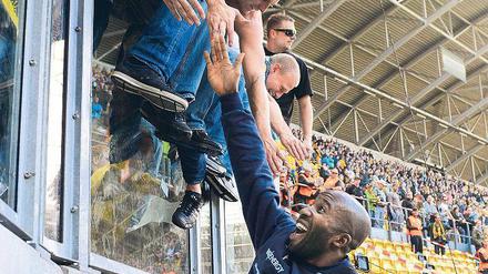 Hand in Hand. Braunschweigs Torjäger Dominick Kumbela hat immer öfter Grund, nach Spielschluss mit den Eintracht-Fans zu feiern. Foto: dpa