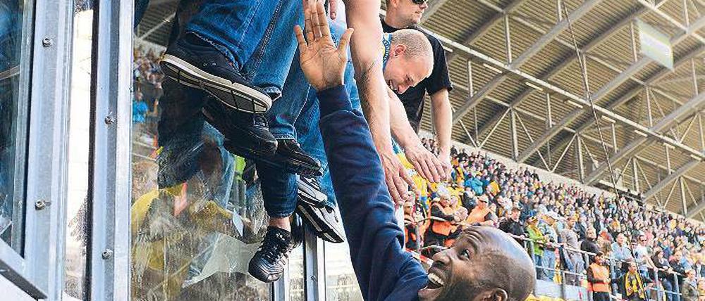 Hand in Hand. Braunschweigs Torjäger Dominick Kumbela hat immer öfter Grund, nach Spielschluss mit den Eintracht-Fans zu feiern. Foto: dpa