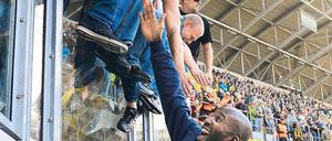 Hand in Hand. Braunschweigs Torjäger Dominick Kumbela hat immer öfter Grund, nach Spielschluss mit den Eintracht-Fans zu feiern. Foto: dpa