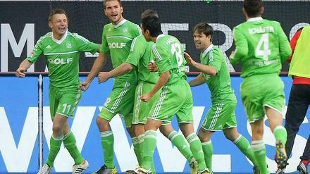 Wenn Wölfe lächeln: Wolfsburger Spieler jubeln mit mit Bas Dost (2. v. l.) über sein Tor zum 0:1.