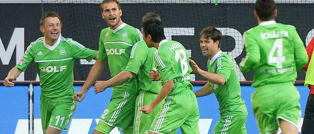 Wenn Wölfe lächeln: Wolfsburger Spieler jubeln mit mit Bas Dost (2. v. l.) über sein Tor zum 0:1.