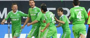 Wenn Wölfe lächeln: Wolfsburger Spieler jubeln mit mit Bas Dost (2. v. l.) über sein Tor zum 0:1.