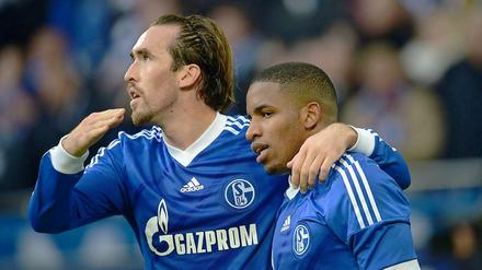 Schalkes Jefferson Farfan (r.) jubelt mit Christian Fuchs über seinen Treffer zum 1:0.