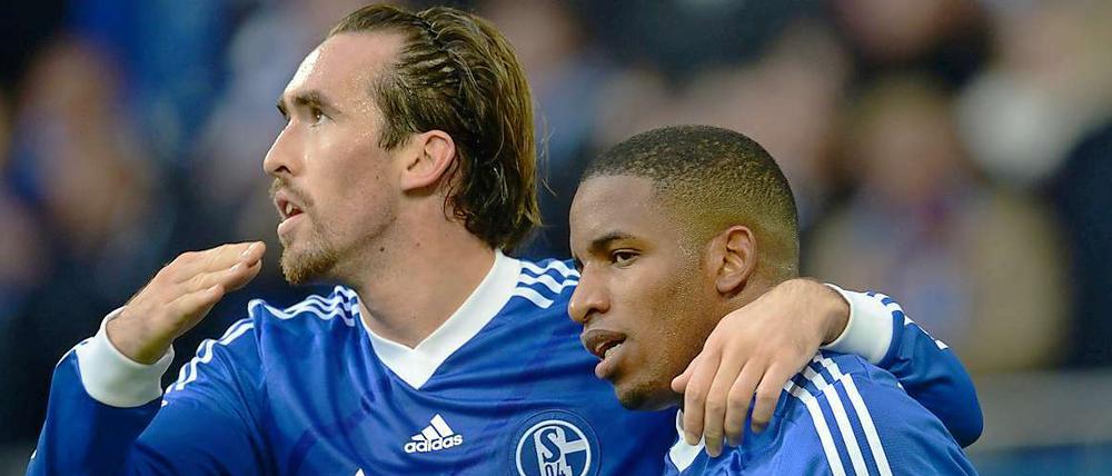 Schalkes Jefferson Farfan (r.) jubelt mit Christian Fuchs über seinen Treffer zum 1:0.