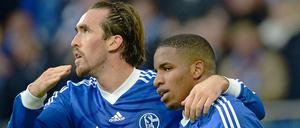 Schalkes Jefferson Farfan (r.) jubelt mit Christian Fuchs über seinen Treffer zum 1:0.
