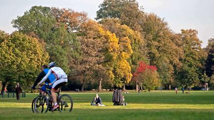 Strahlender Sonnenschein und milde Temperaturen lockten die Berliner am Tag der Deutschen Einheit in die Parks. In unserer Galerie zeigen wir Bilder des Berliner Herbsts. Schicken auch Sie uns Ihre Fotos an leserbilder@tagesspiegel.de!