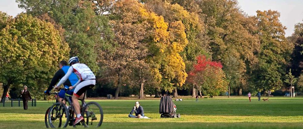 Strahlender Sonnenschein und milde Temperaturen lockten die Berliner am Tag der Deutschen Einheit in die Parks. In unserer Galerie zeigen wir Bilder des Berliner Herbsts. Schicken auch Sie uns Ihre Fotos an leserbilder@tagesspiegel.de!
