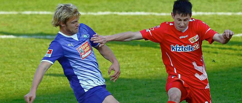 Steven Skrzybski, hier im Duell mit dem Auer Jan Hochscheidt in der vergangenen Saison.
