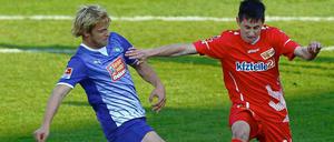 Steven Skrzybski, hier im Duell mit dem Auer Jan Hochscheidt in der vergangenen Saison.