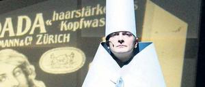 Die Rückkehr des Hugo Ball. Holger Stockhaus im Dadaisten–Kostüm.