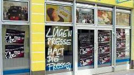 Im Visier von rechts. Im Frühjahr hatten Unbekannte das Haus der Lausitzer Rundschau in Spremberg mit rechten Parolen beschmiert. Foto: dpa/LR