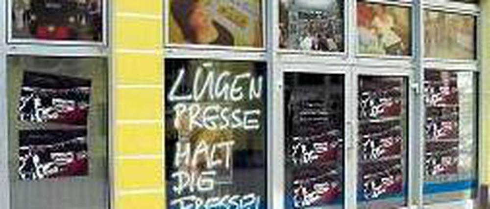 Im Visier von rechts. Im Frühjahr hatten Unbekannte das Haus der Lausitzer Rundschau in Spremberg mit rechten Parolen beschmiert. Foto: dpa/LR