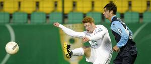 Berlins Christian Siemund (l.) wird von Münchens Christopher Schindler bedrängt.