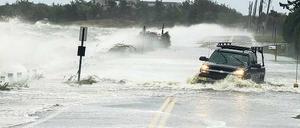 Ein Fahrer gerät in den Hamptons bei New York ins Schlingern, als die ersten von „Sandy“ aufgepeitschten Wellen das Land überschwemmen. Foto: Reuters