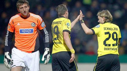 Souverän. Der Titelverteidiger Borussia Dortmund meistert die Hürde VfR Aalen und zieht ins Pokal-Achtelfinale ein. 