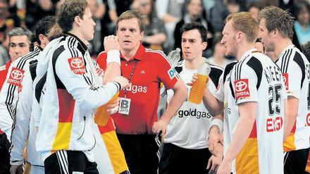 Mann in der Mitte. Martin Heuberger (rotes Hemd) hat das DHB-Team verjüngt. Unter ihm debütierte mehr als ein halbes Dutzend ehemaliger Junioren-Nationalspieler. Foto: dapd