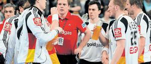 Mann in der Mitte. Martin Heuberger (rotes Hemd) hat das DHB-Team verjüngt. Unter ihm debütierte mehr als ein halbes Dutzend ehemaliger Junioren-Nationalspieler. Foto: dapd